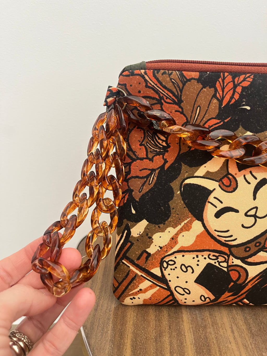 Pochette Maneki Neko design giapponese – ARYK OLD PAINT- particolare catenella