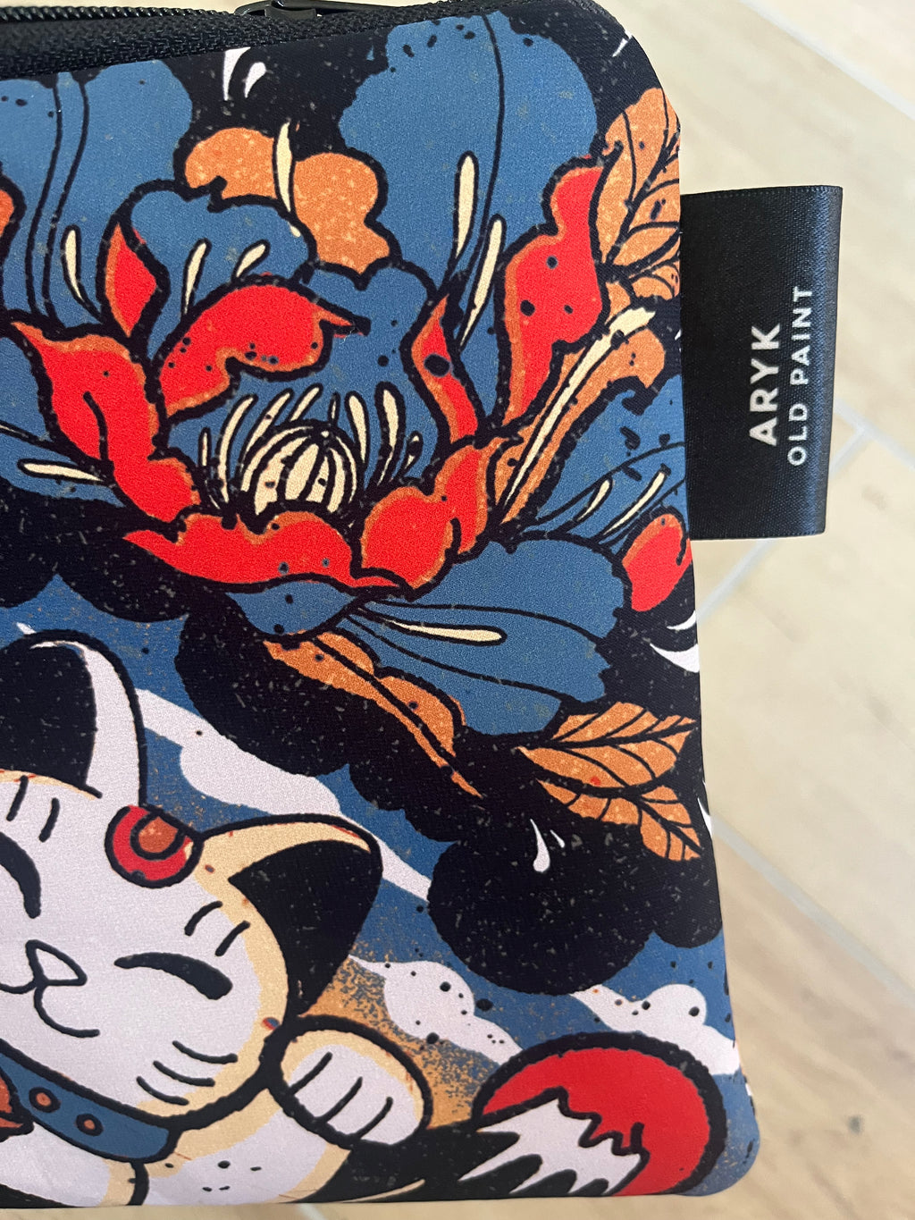 Pochette Japan Story – dettaglio etichetta artigianale – ARYK OLD PAINT
