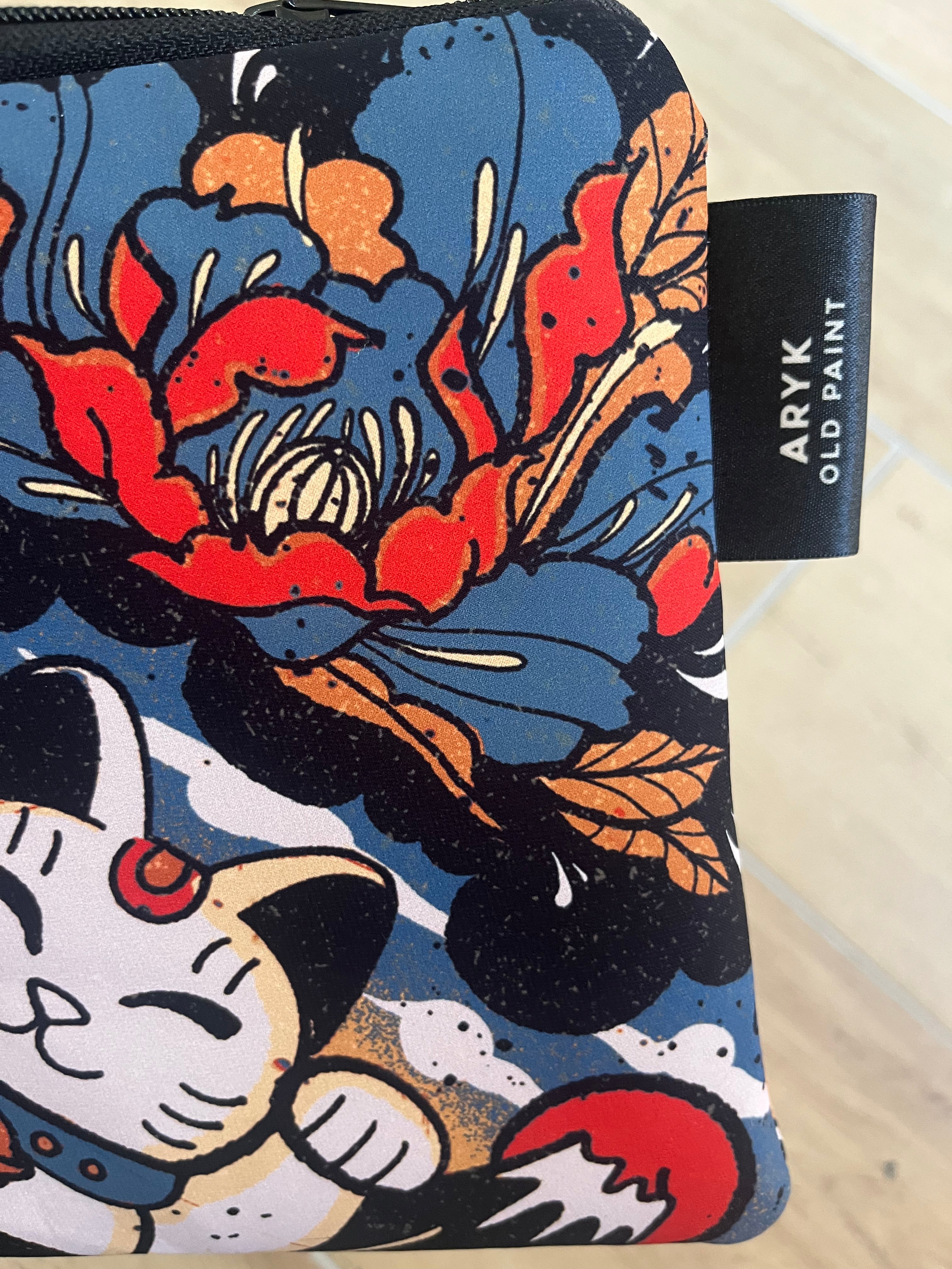 Pochette Japan Story – dettaglio etichetta artigianale – ARYK OLD PAINT
