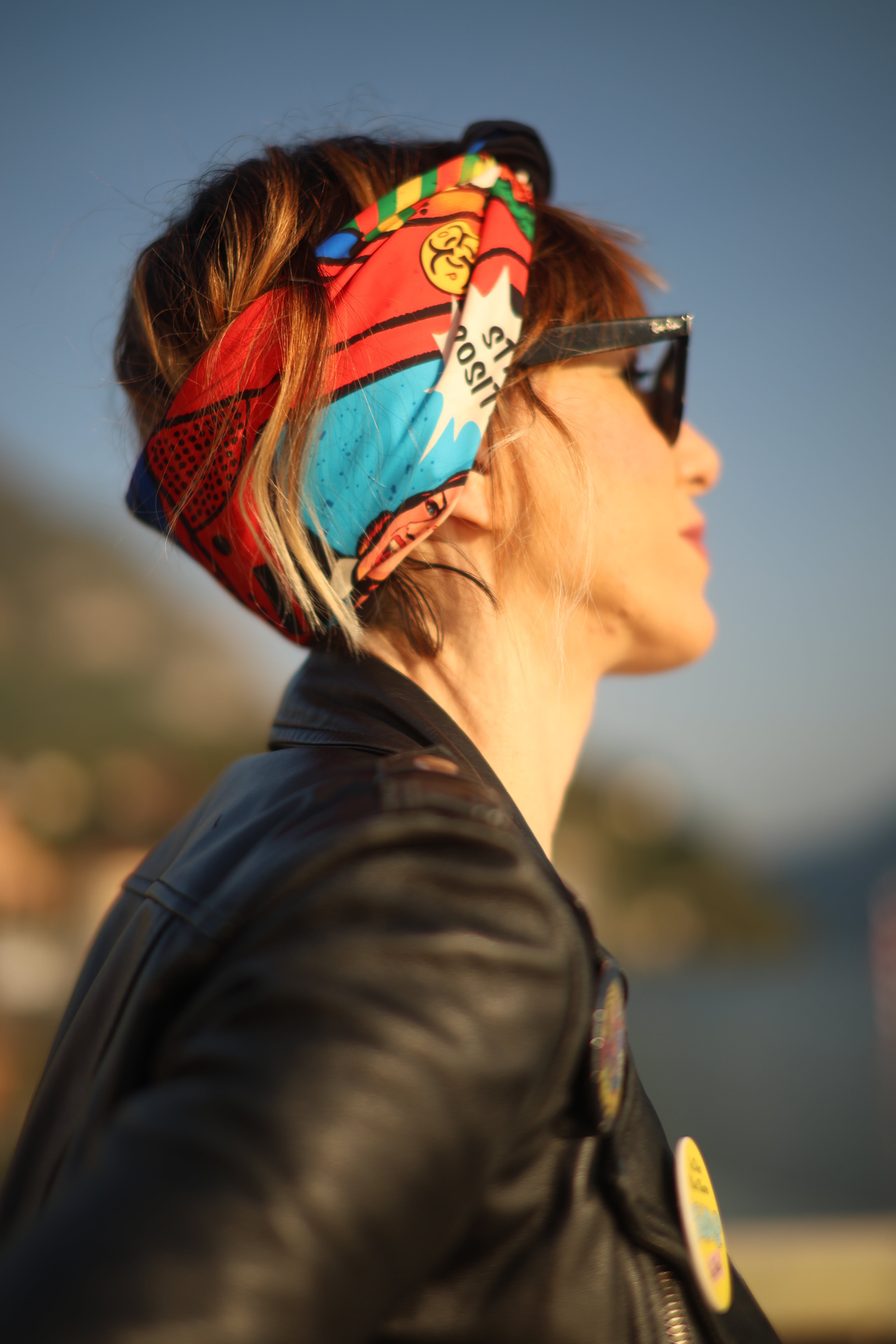 Foulard Stay Positive piccolo – indossata come bandana  design positivo – ARYK OLD PAINT
