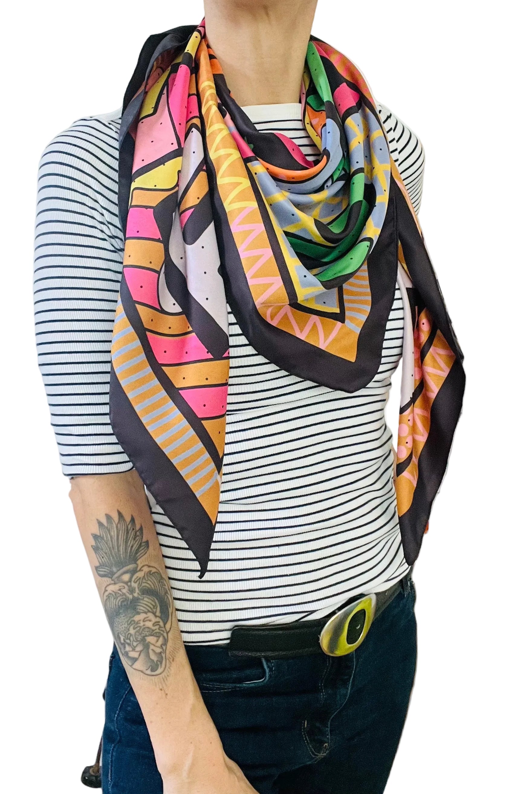 Foulard IT'S OK  messaggio positivo - indossato - 120x120 cm – ARYK OLD PAINT