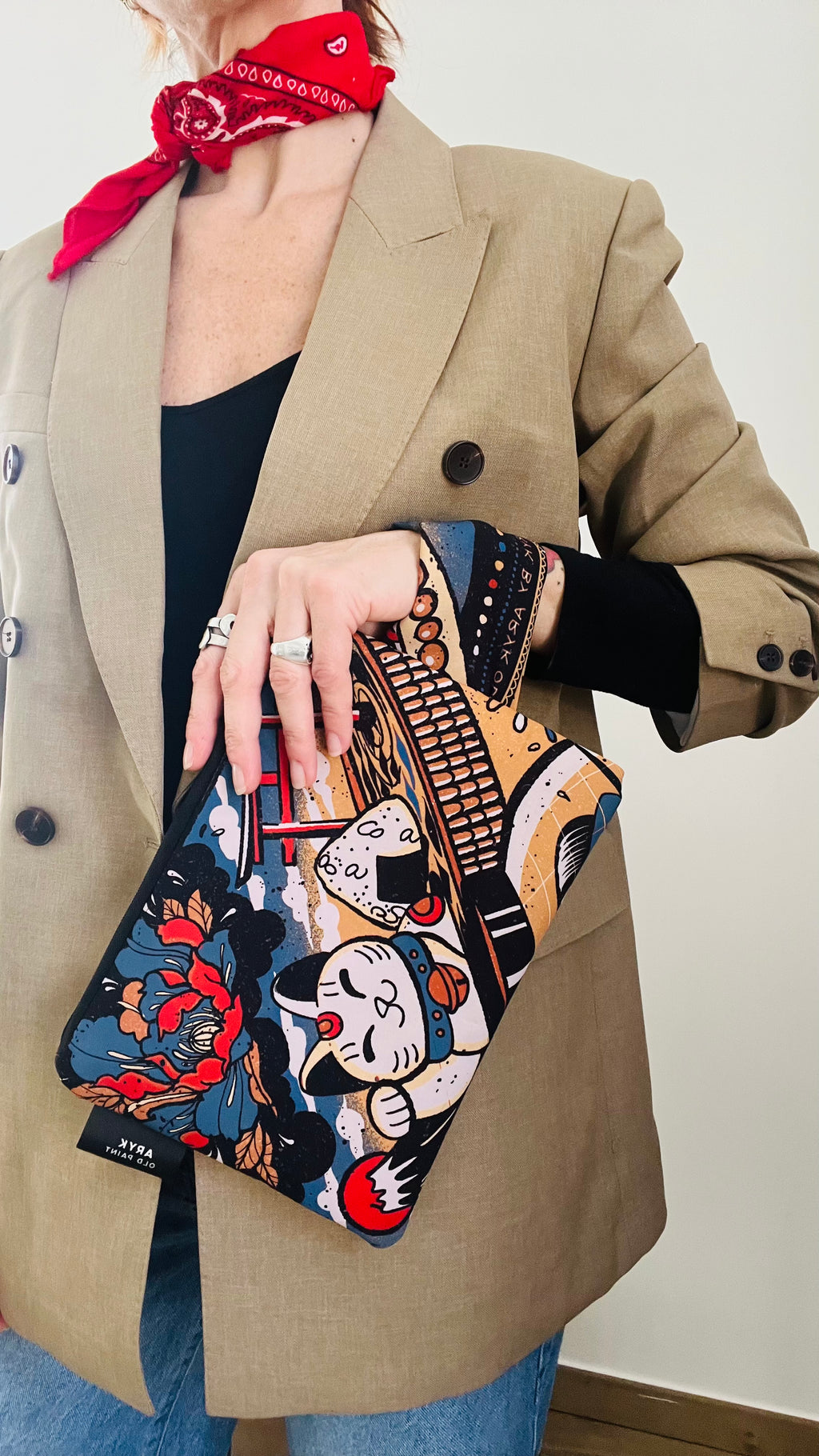 Pochette Japan Story – indossato vista frontale– ARYK OLD PAINT
