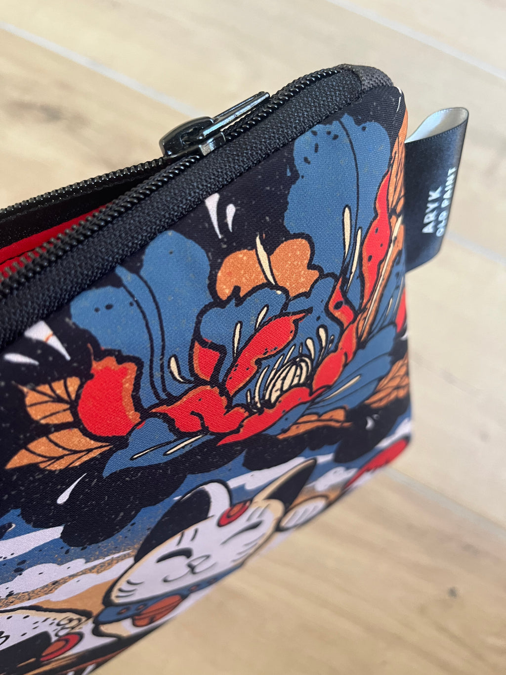Pochette Japan Story – dettaglio zip  artigianale – ARYK OLD PAINT
