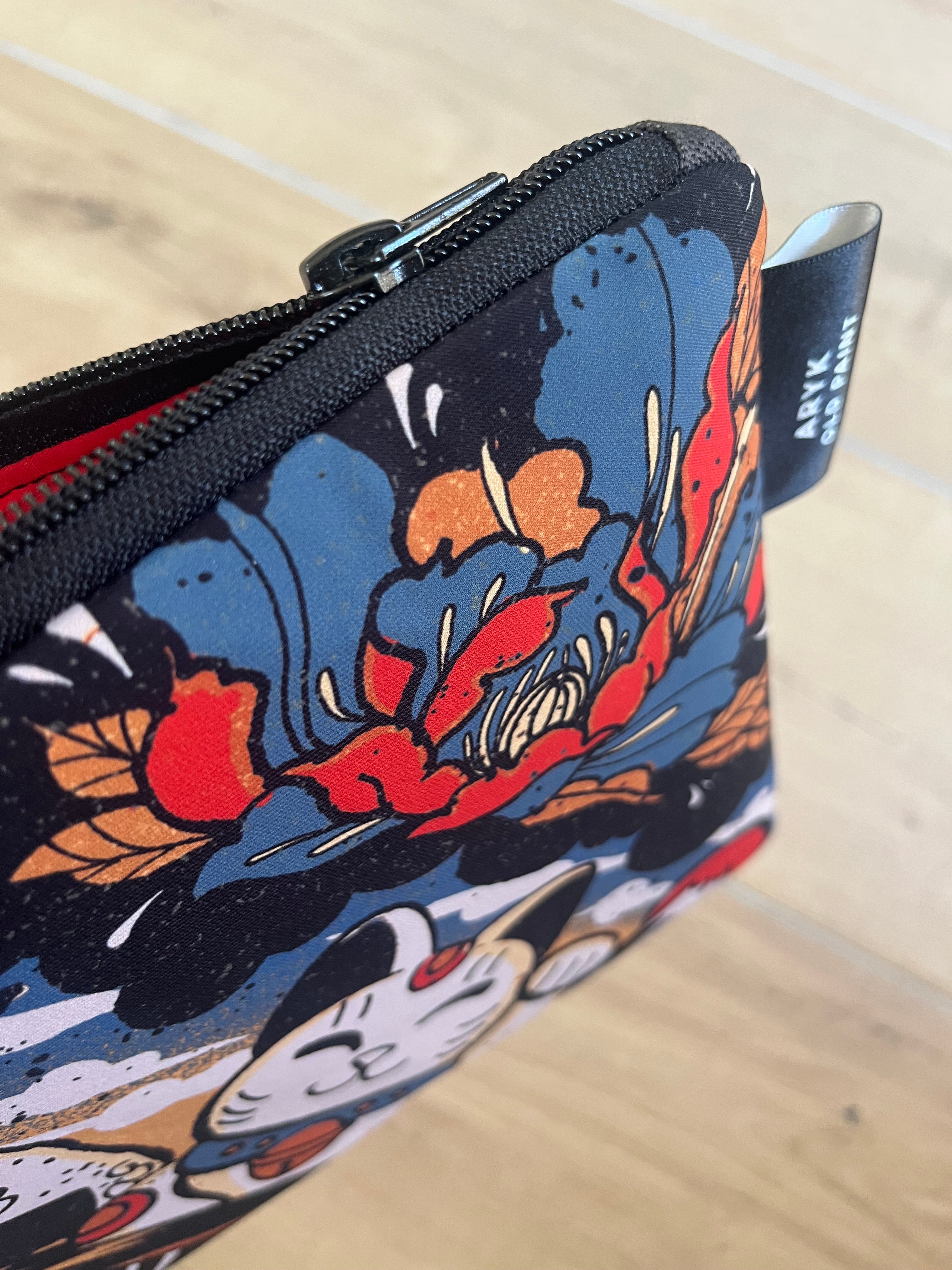 Pochette Japan Story – dettaglio zip  artigianale – ARYK OLD PAINT
