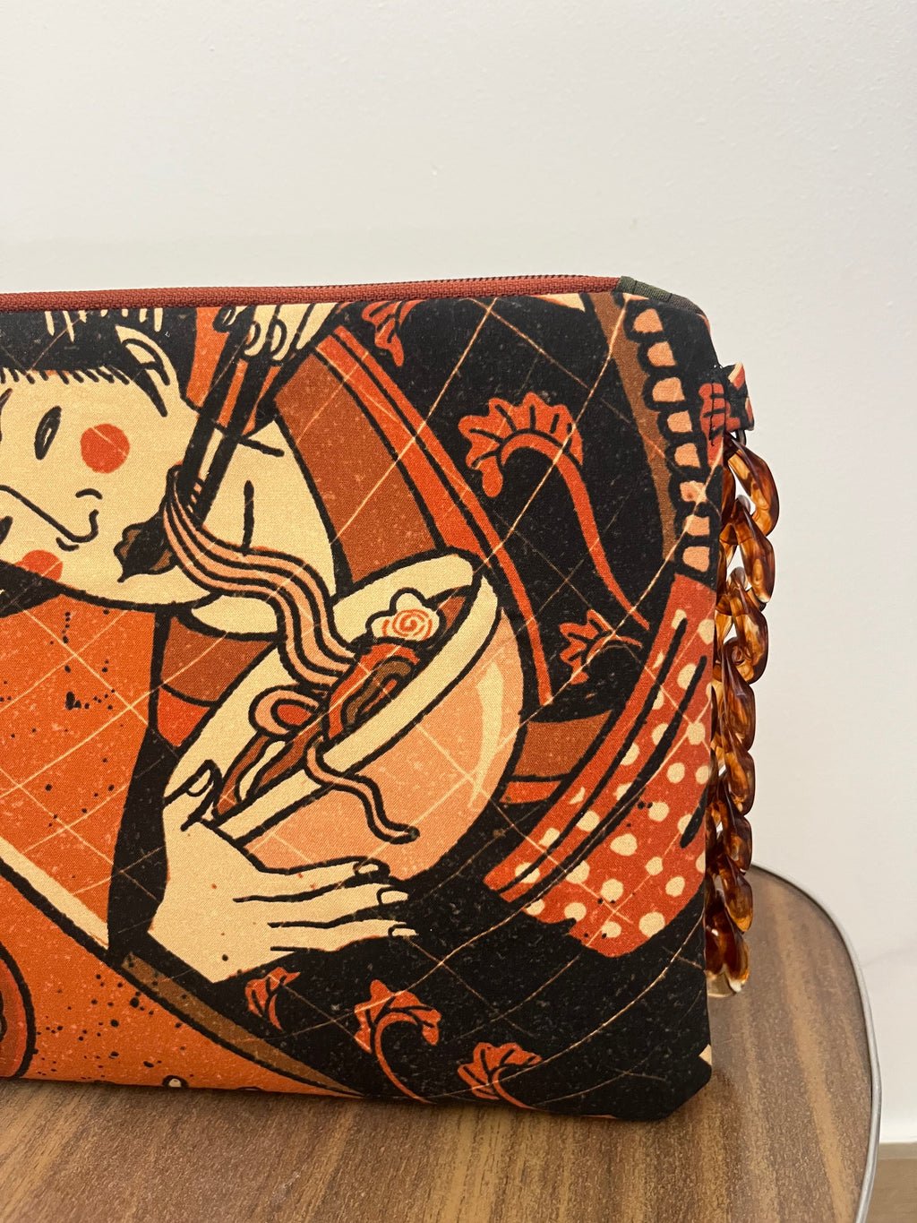 Pochette Maneki Neko design giapponese – ARYK OLD PAINT- particolare catenella 2