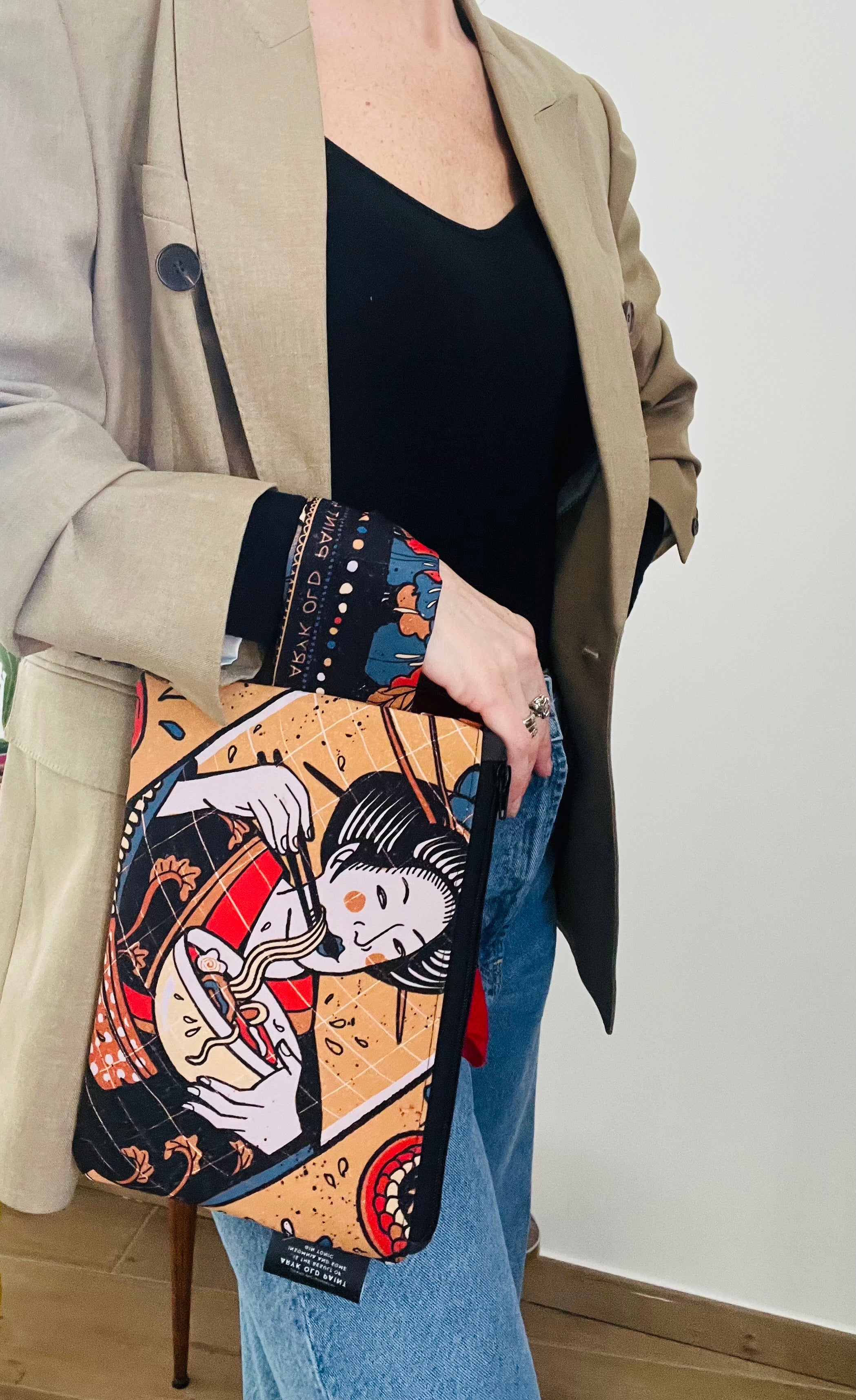 Pochette Japan Story – indossato vista dietro  – ARYK OLD PAINT
