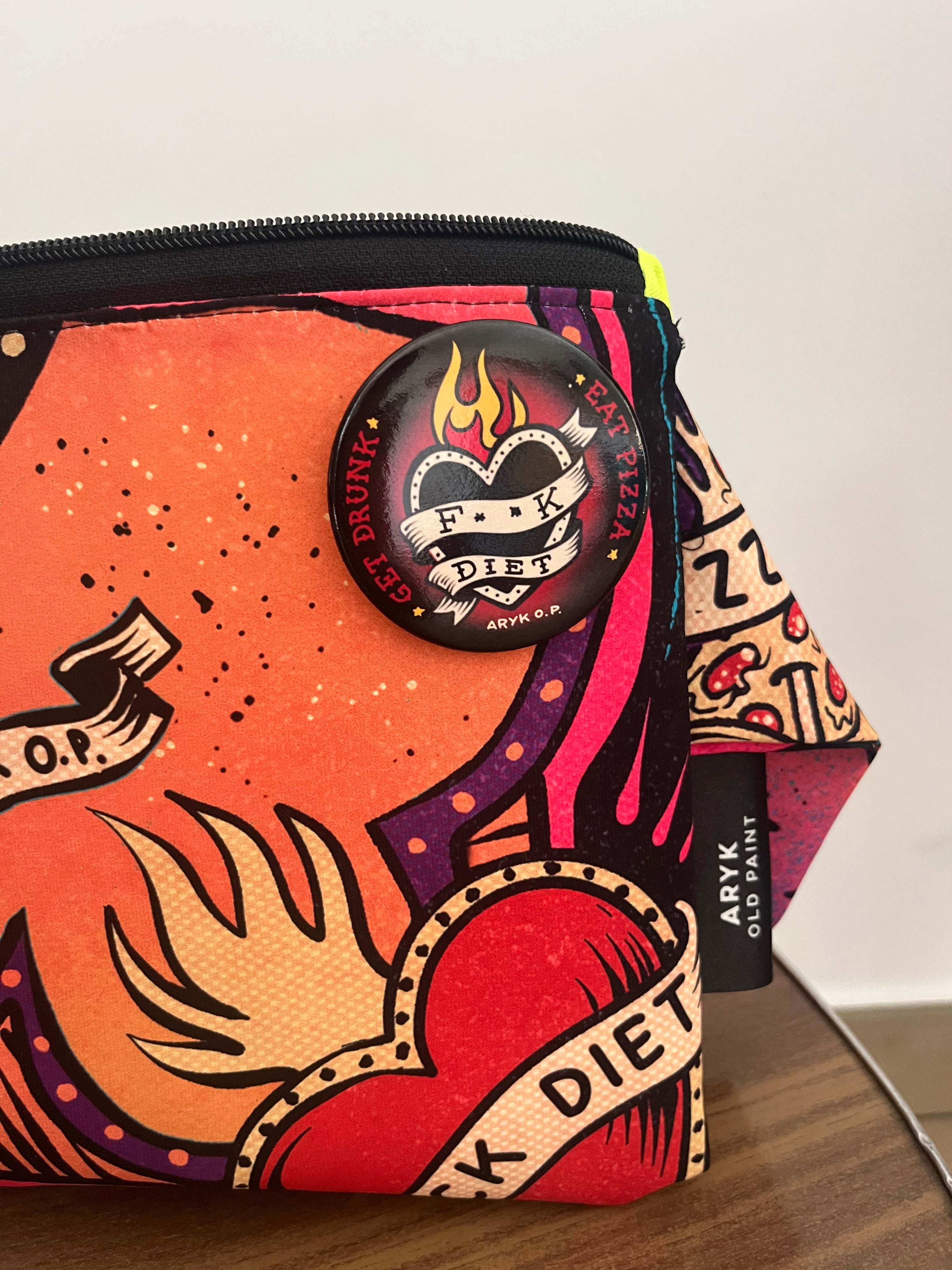 Pochette FUCK DIET design ironico/dieta – ARYK OLD PAINT- particolare pin
