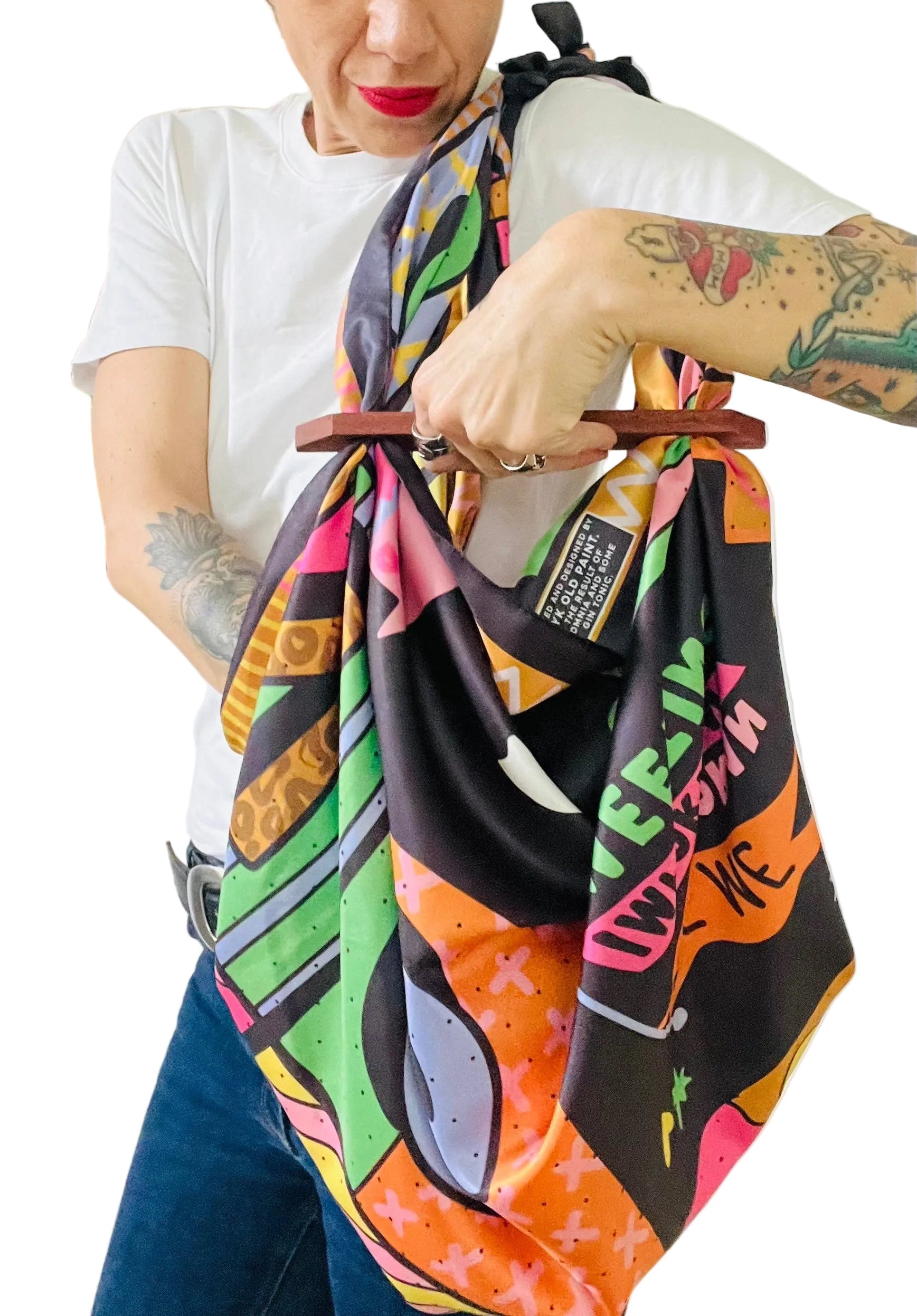 Foulard /borsa "IT'S OK"  messaggio positivo 120x120 cm – ARYK OLD PAINT- indossato come borsa aperta