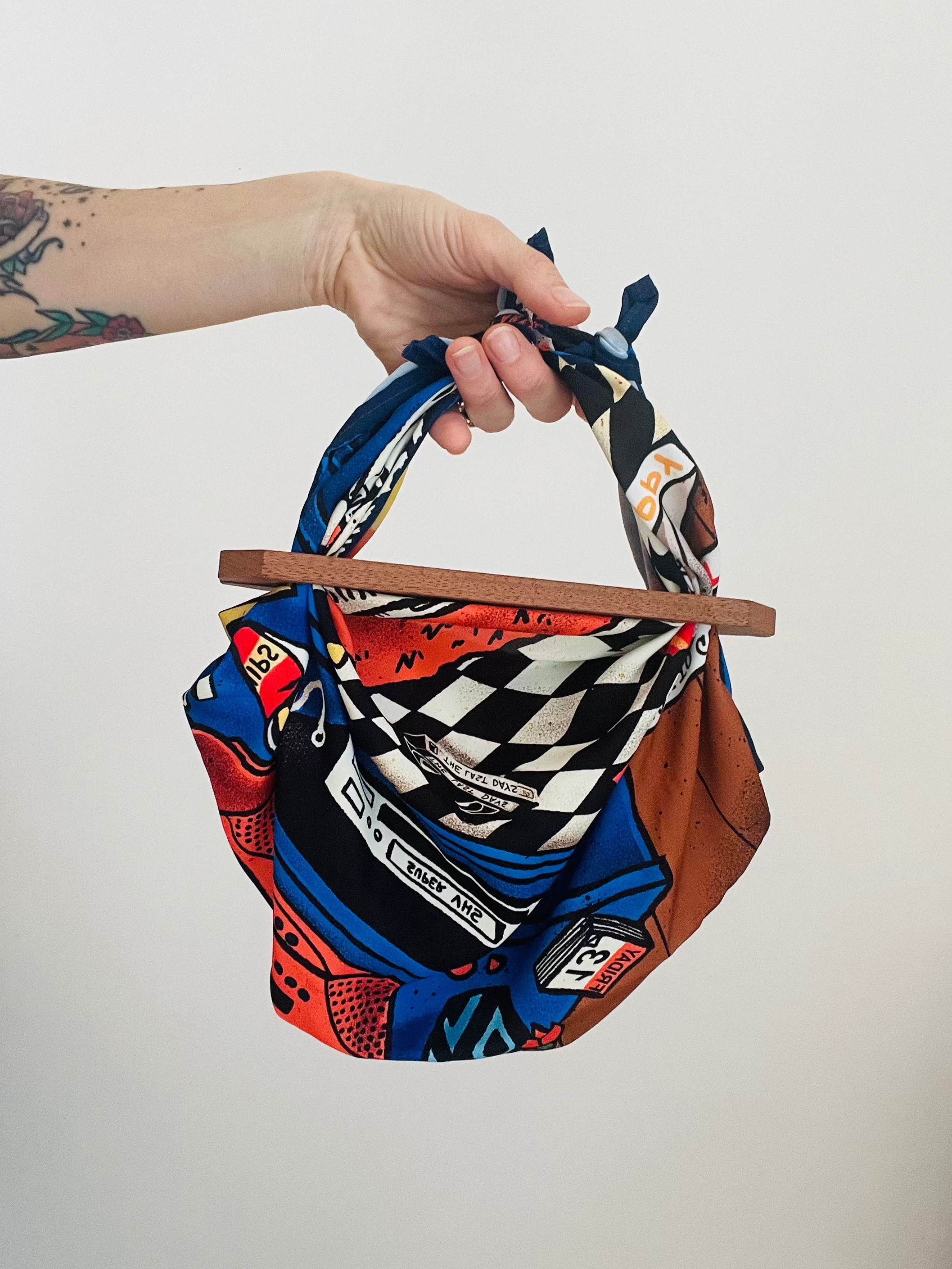 Foulard Stay Positive piccolo – vista frontale design positivo – ARYK OLD PAINT- trasformato in borsa
