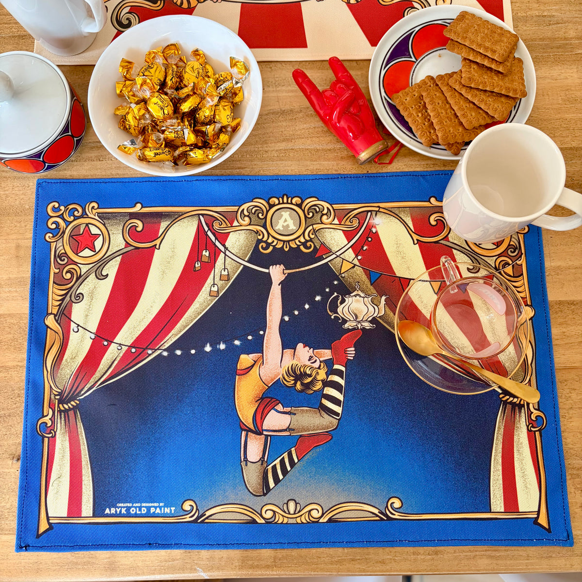 Tovaglietta americana circus sfondo blu su tavola apparecchiata 