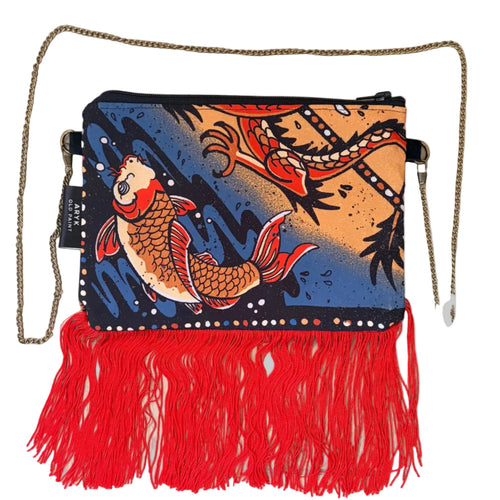 borsa a tracolla con carpa in stile giapponese disegnata da Aryk Old Paint