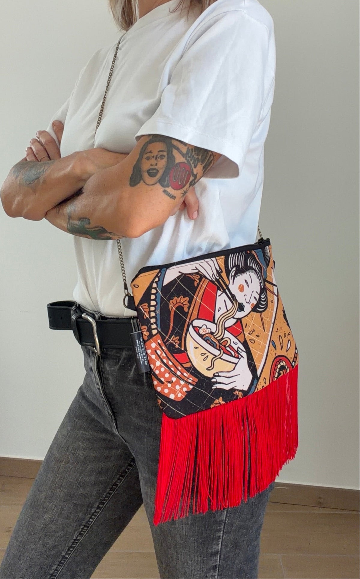 borsa a tracolla indossata - tessuto disegnato da Aryk Old Paint