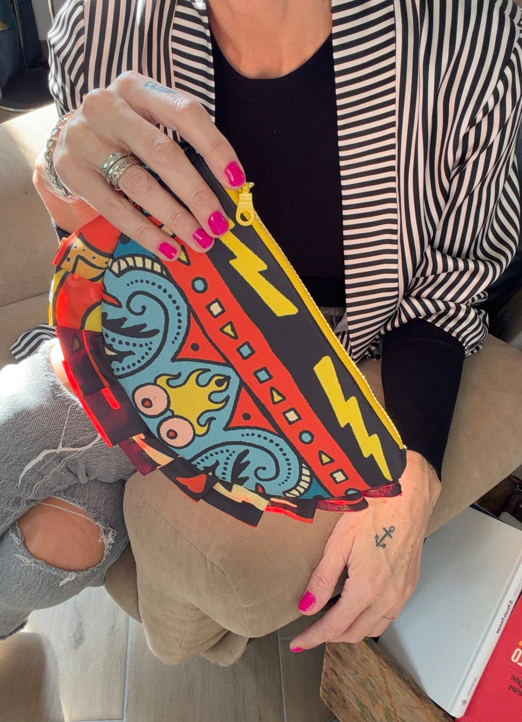 dettaglio pochette con flash e tette
