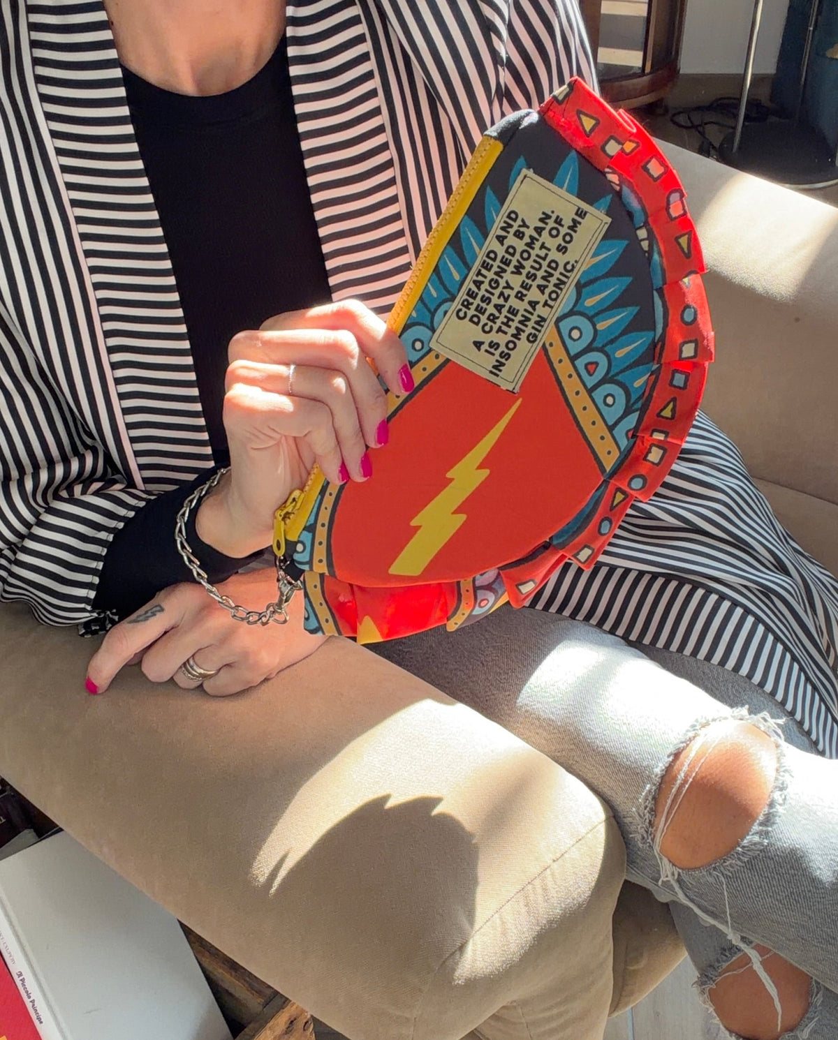 borsa mezza luna indossata con flash su cuore rosso