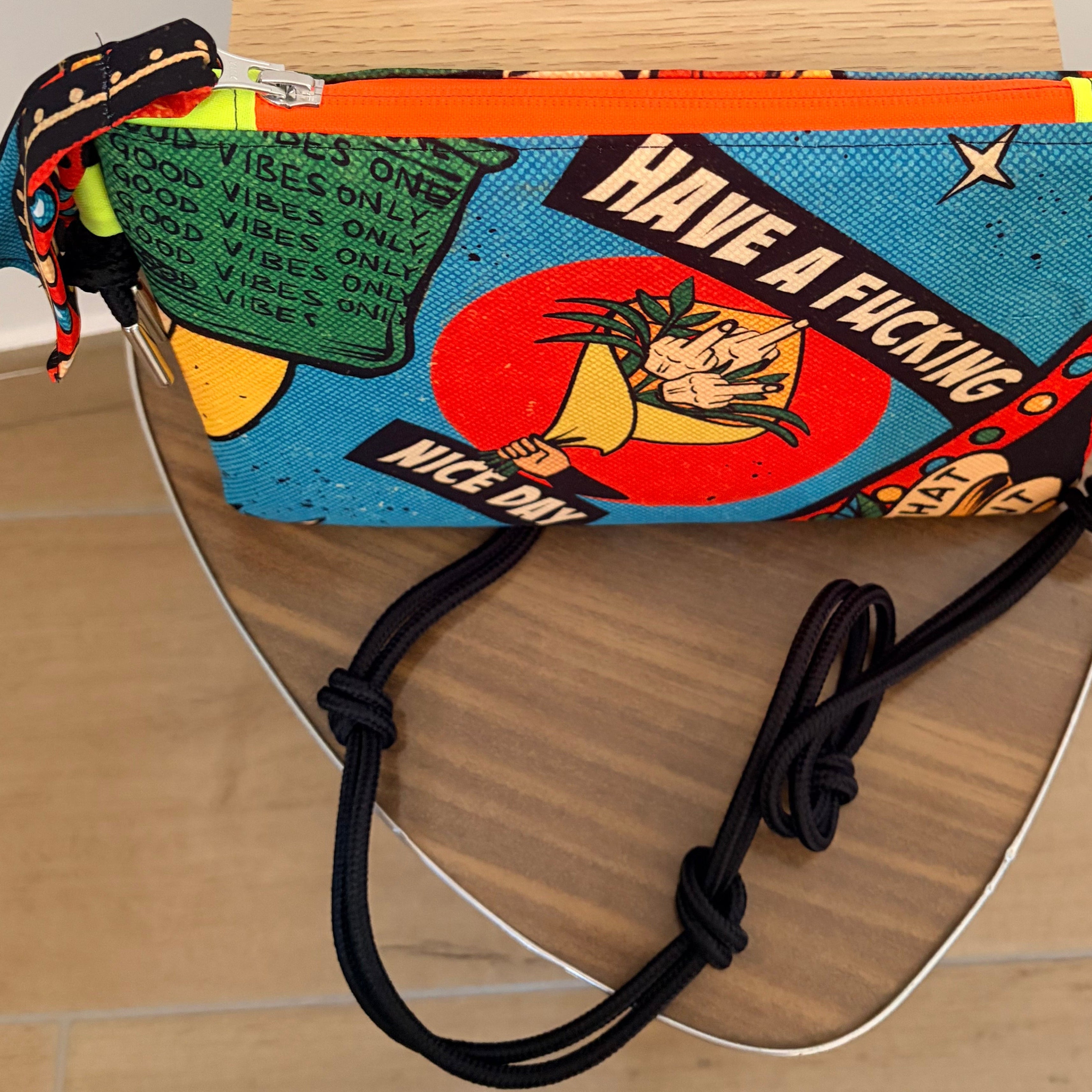 Borsetta illustrata I do what I want – pezzo unico artigianato italiano- dettaglio zip Aryk Old Paint
