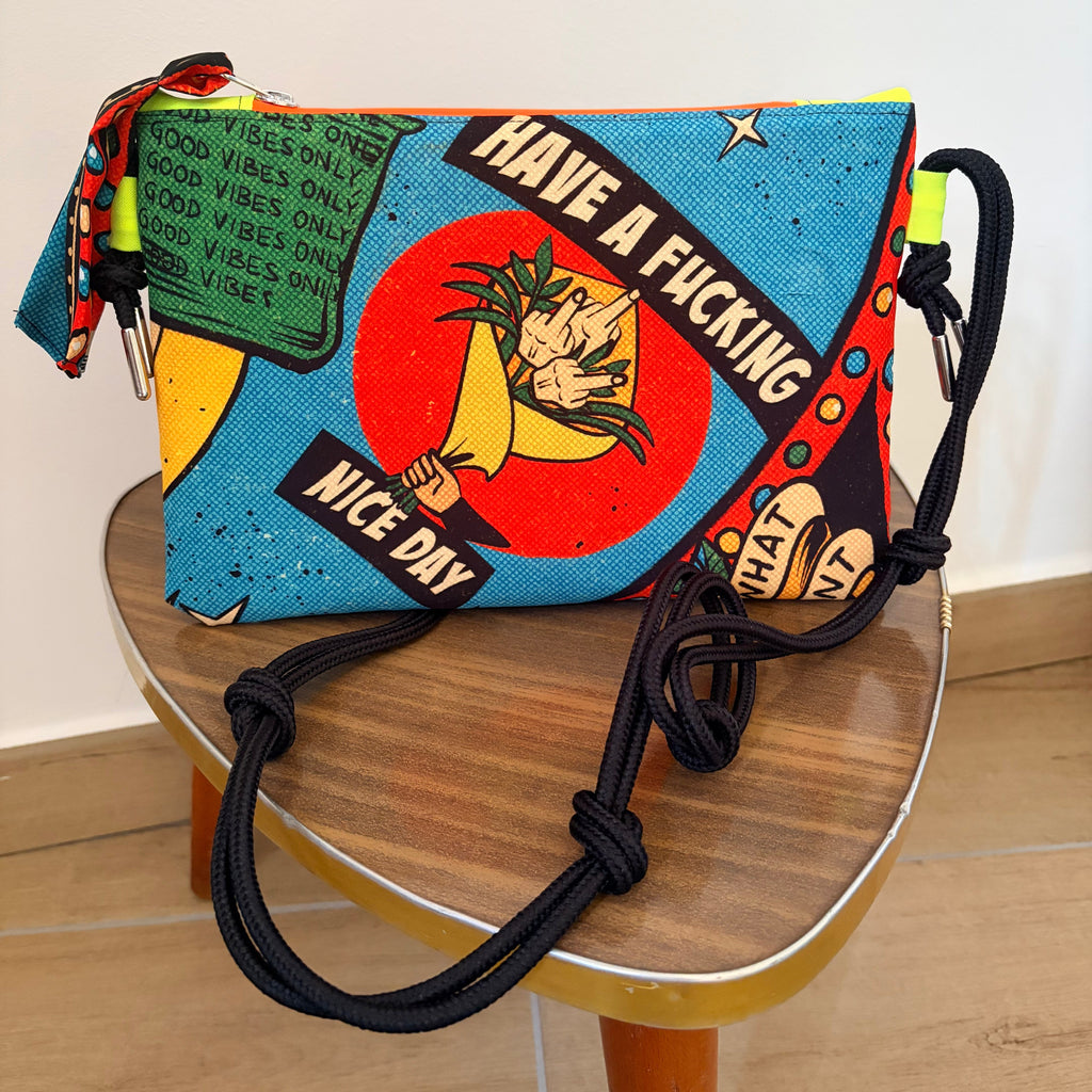 Borsetta tracolla I do what I want indossata – accessorio originale Aryk Old Paint