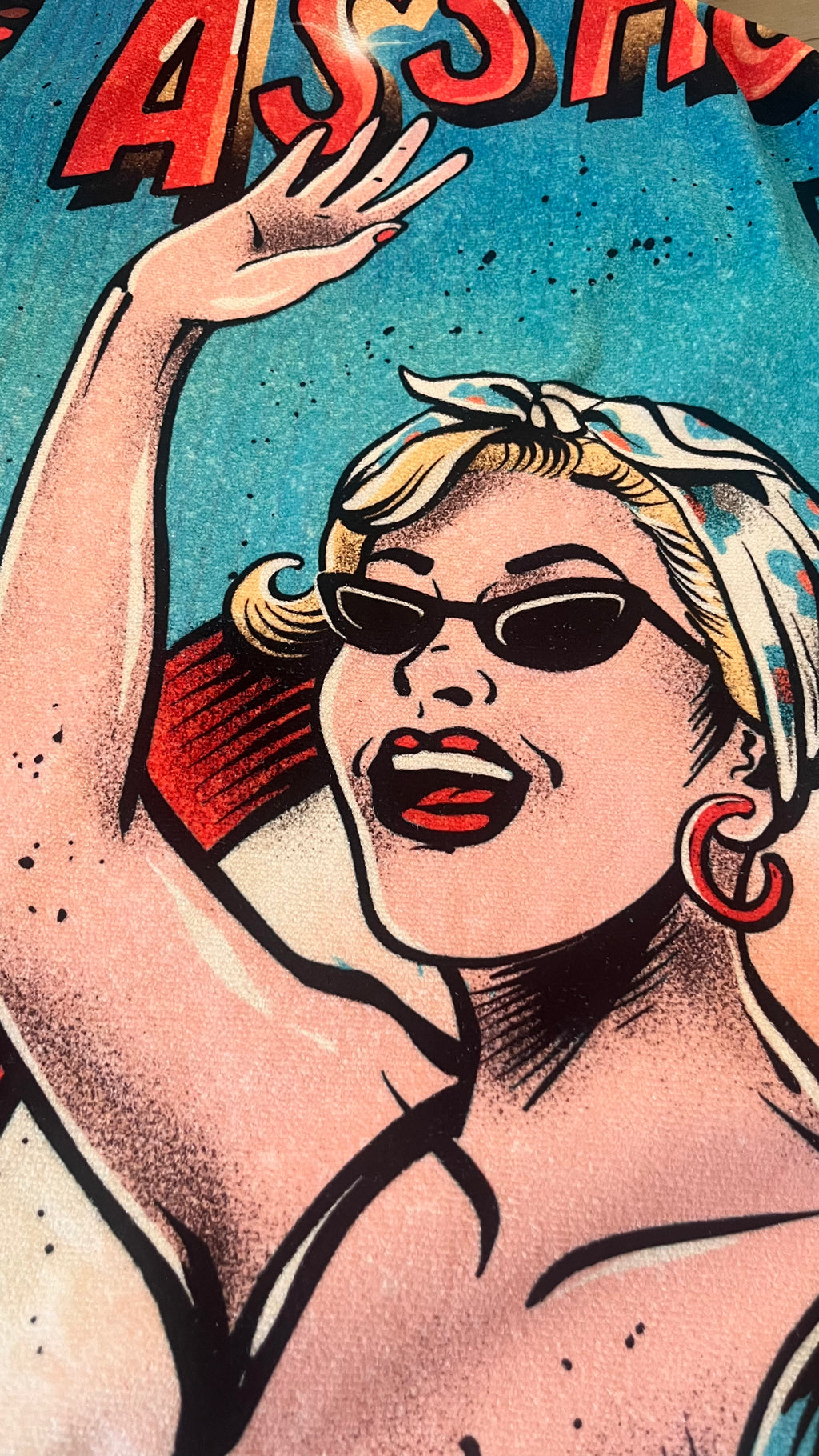 telo mare "Bye Bye Assholes", dettaglio illustrazione donna – ARYK OLD PAINT