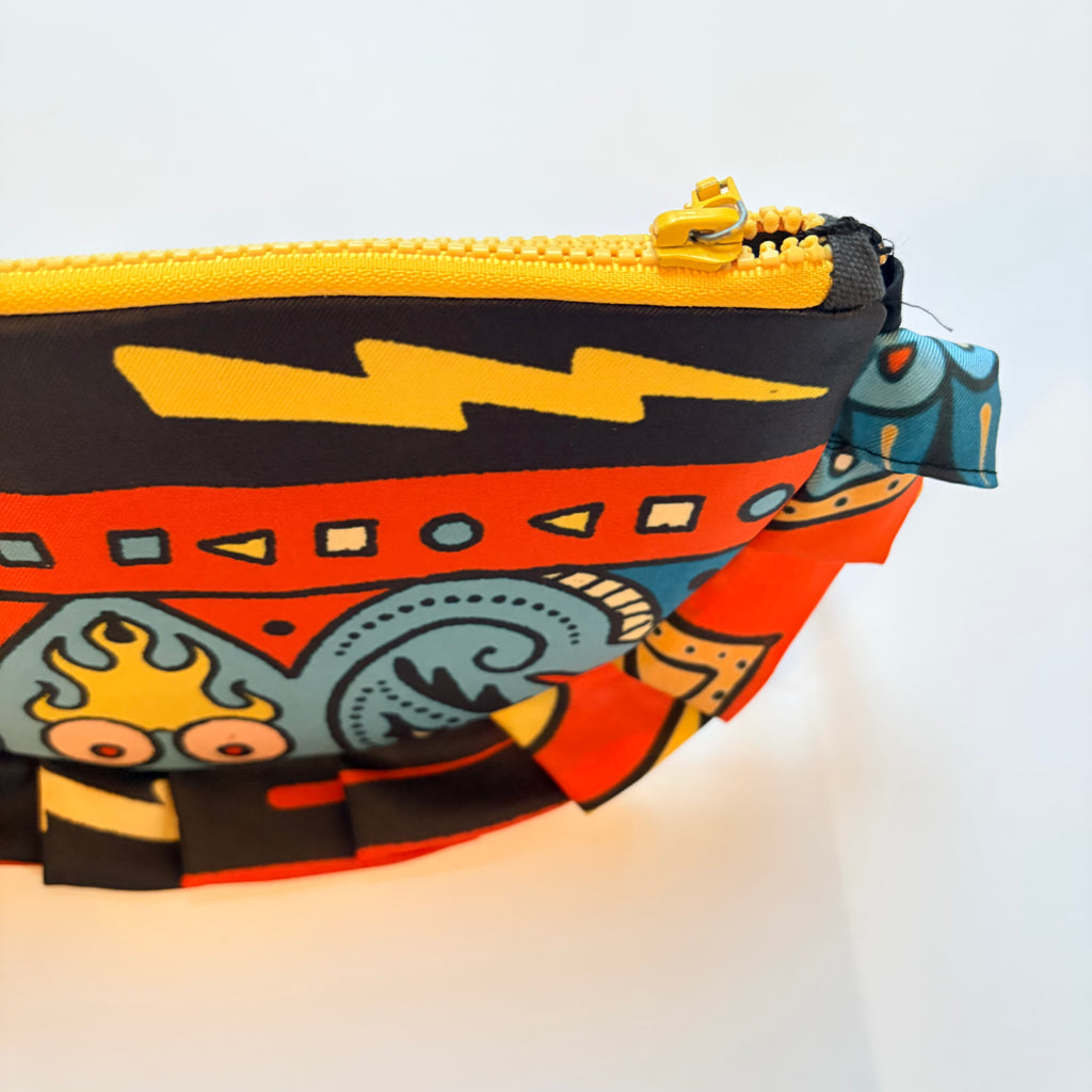 dettaglio zip e flash su pochette disegnata da Aryk Old Paint