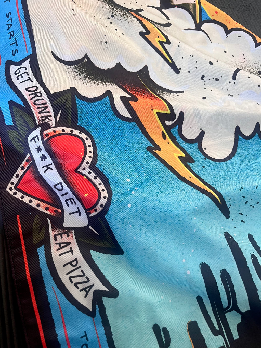 foulard "Fuck Diet", dettaglio cuore sacro illustrazione originale – ARYK OLD PAINT