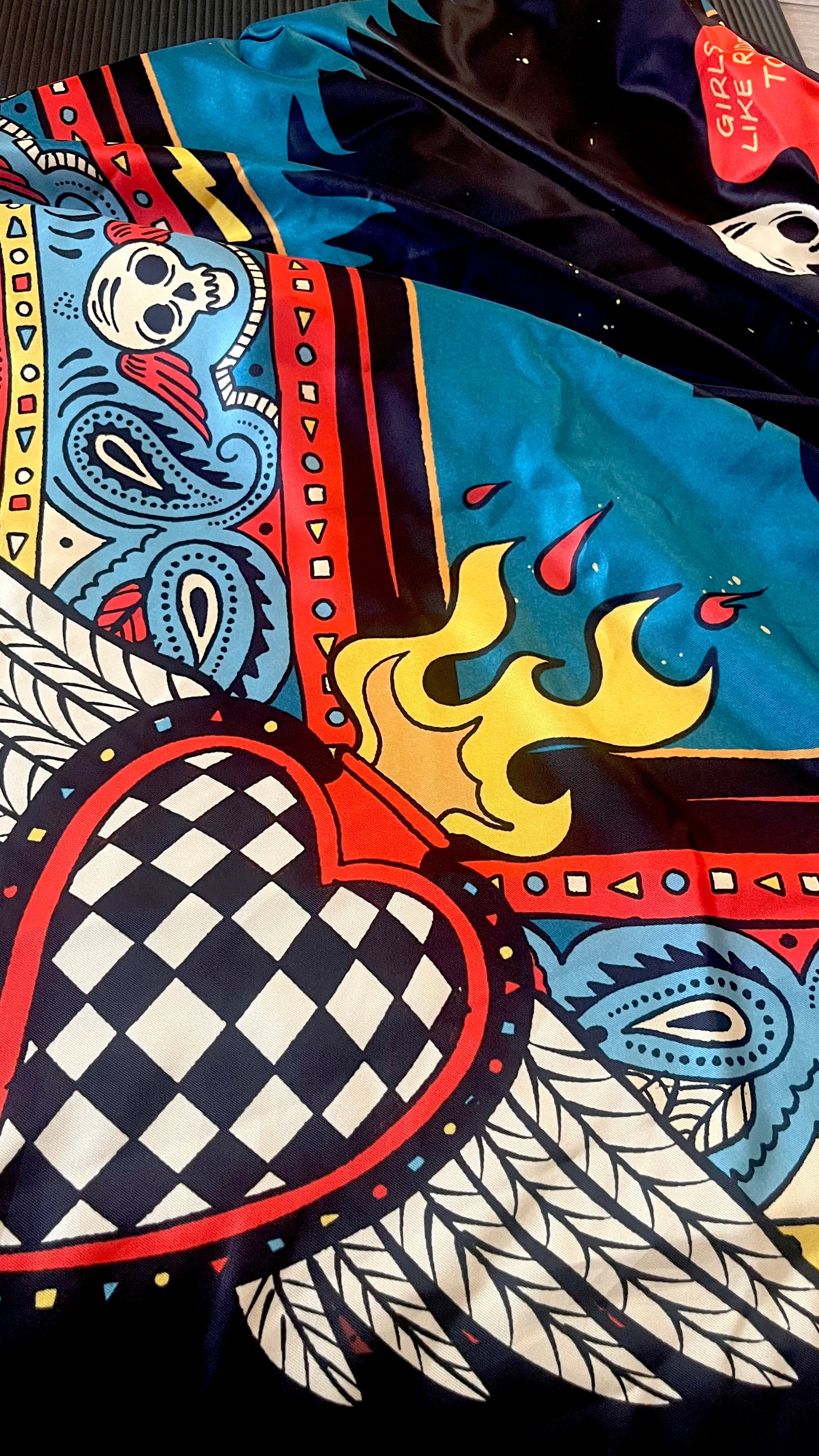 foulard "Girls Like Ride Too", dettaglio cuore a scacchi illustrazione originale – ARYK OLD PAINT