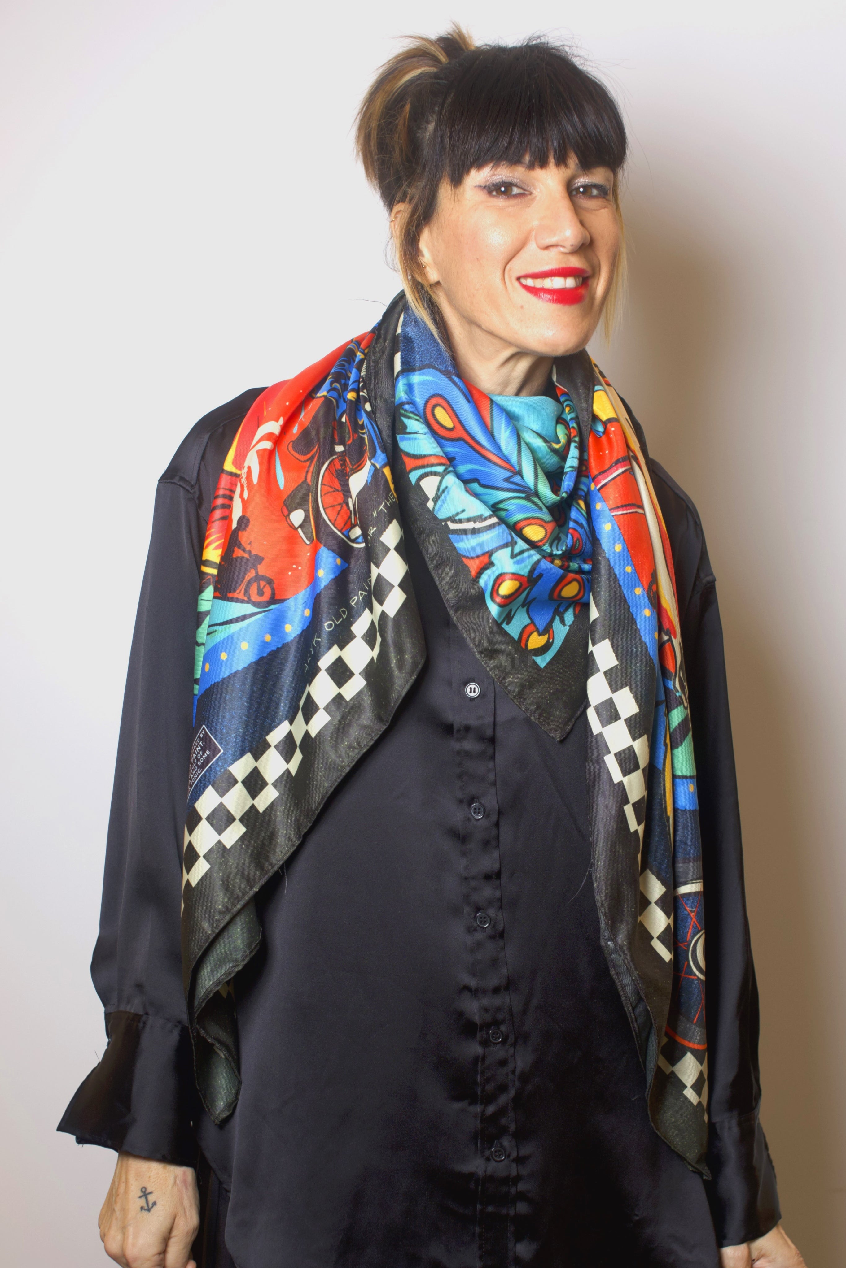 Foulard "the Runaways" design tropicale, animalier  140x140 cm – ARYK OLD PAINT- indossato