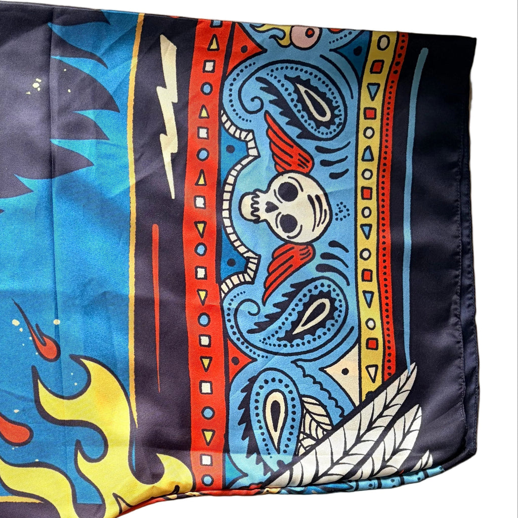Dettaglio manica kimono "Bandana" ARYK OLD PAINT – teschio con ali rosse, piuma e motivi paisley old school su fondo blu e nero