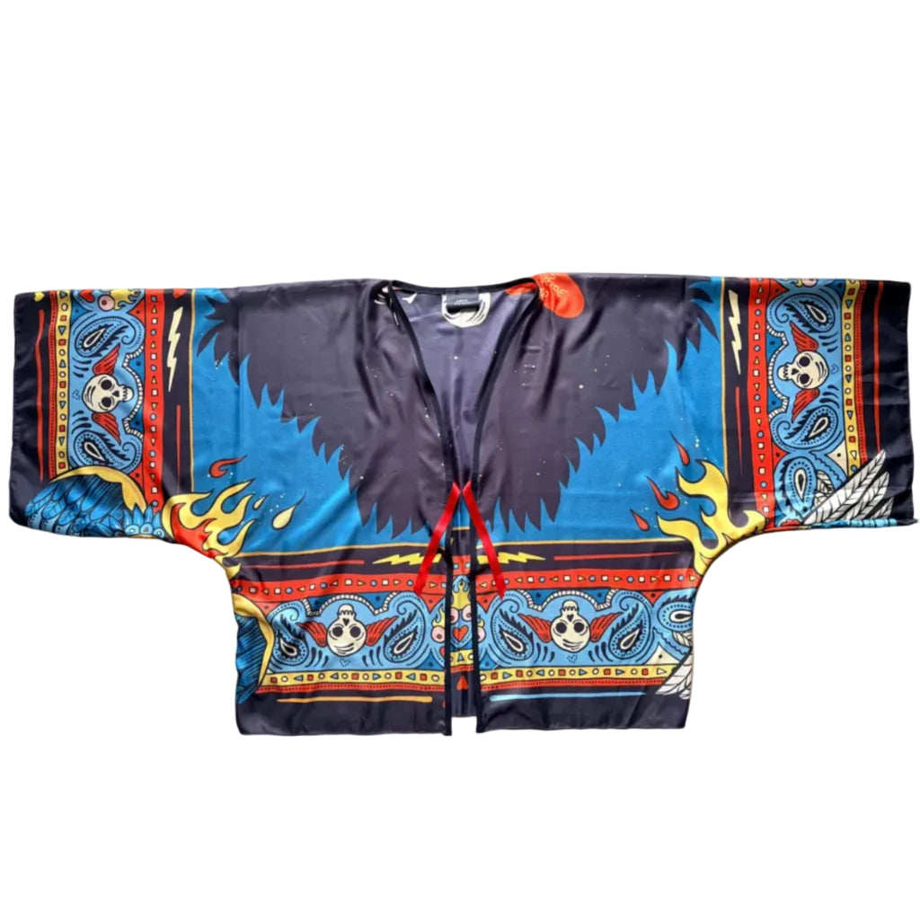 Kimono "Bandana" ARYK OLD PAINT – fronte aperto con laccio rosso, illustrazione old school con teschi, fiamme e motivi paisley su fondo nero e blu