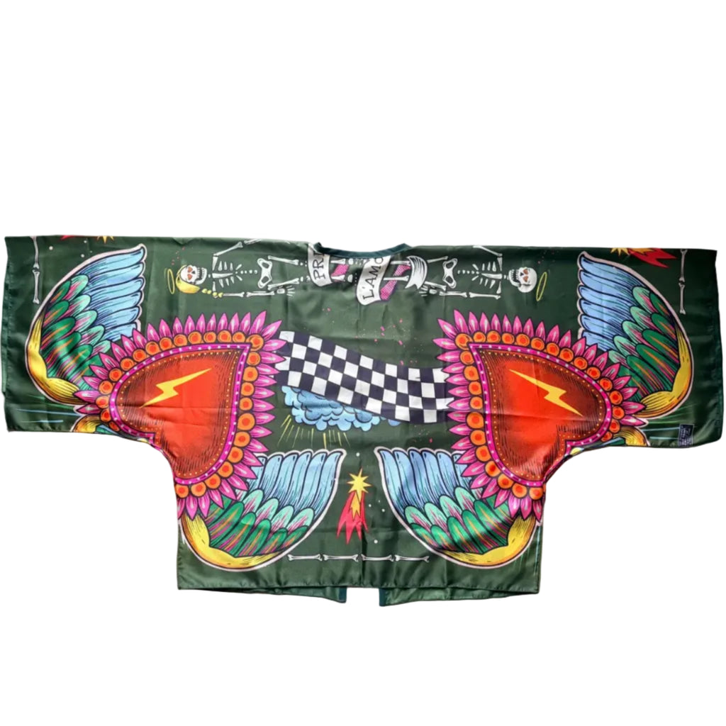 Retro kimono "Prima o Poi" ARYK OLD PAINT – cuori sacri alati al centro, scheletri danzanti in alto con scritta "Prima o Poi l'Amore Arriva", fondo verde scuro