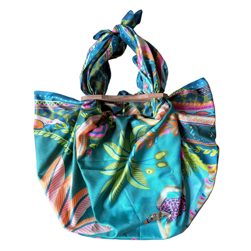 Set "Paradise" ARYK OLD PAINT – foulard annodato ai manici in legno artigianali, usato come borsa, illustrazione tropicale su fondo turchese