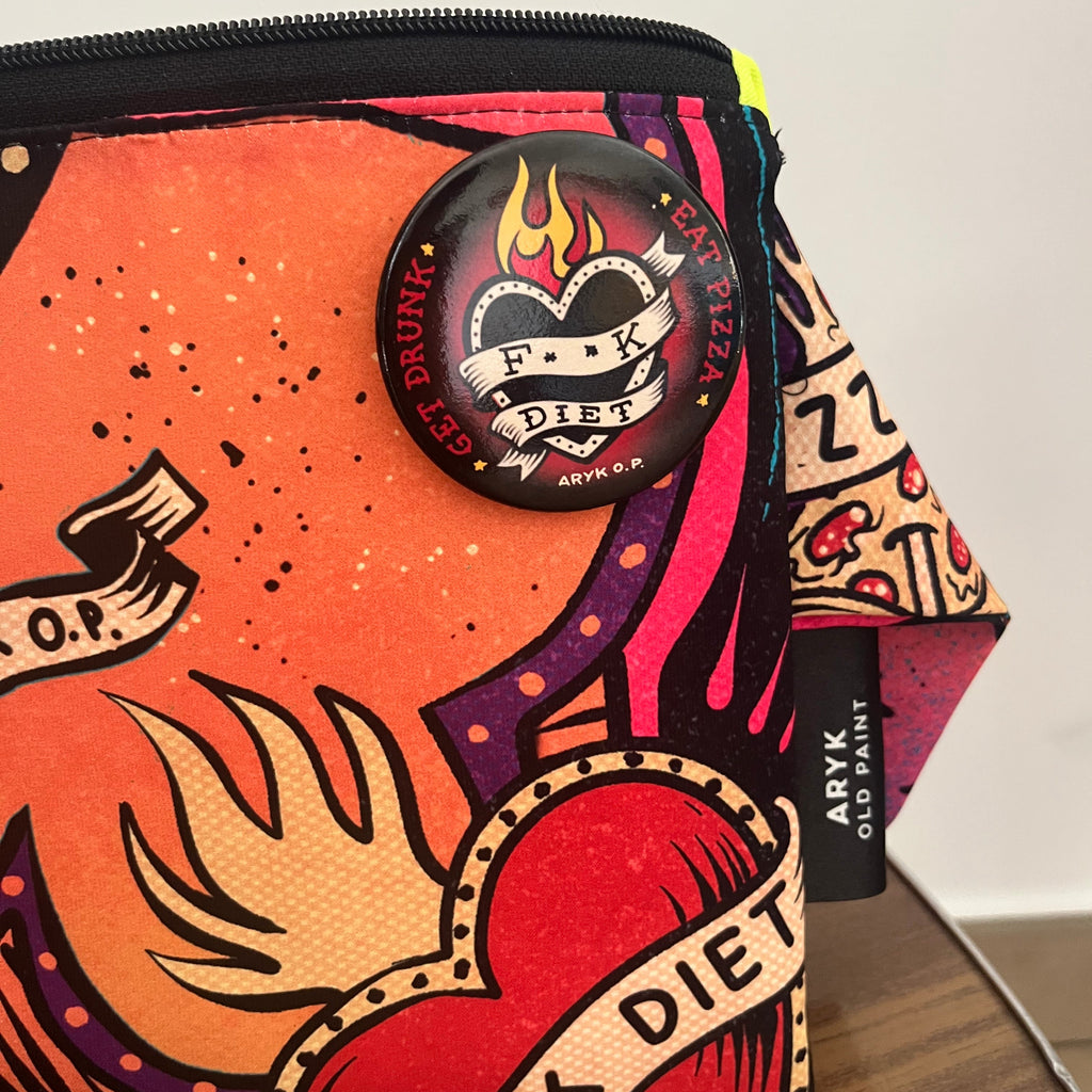 Pochette FUCK DIET design ironico/dieta – ARYK OLD PAINT- particolare pin