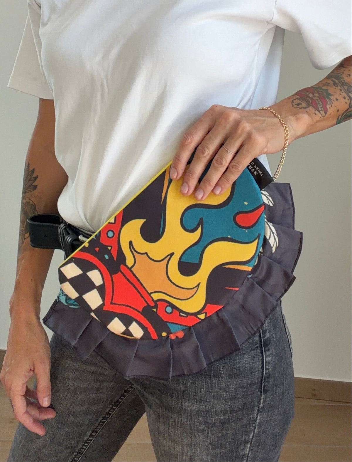 pochette con volant e fiamme disegnata da Aryk Old Paint