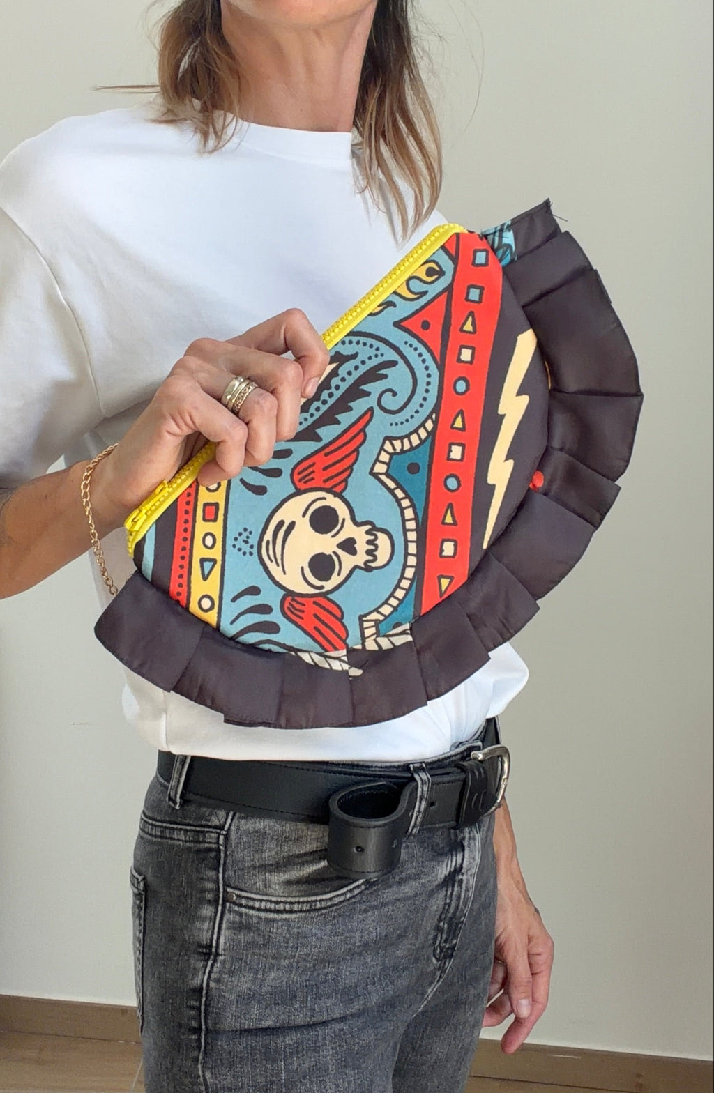 pochette indossata con volant e teschi e fulmini