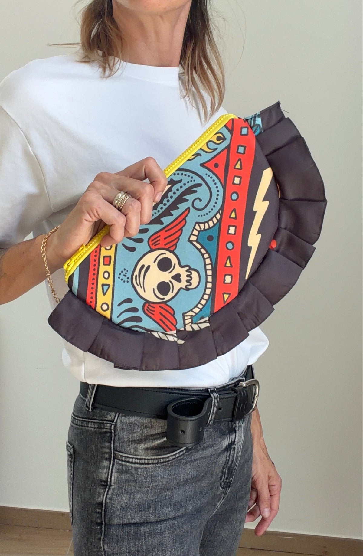 pochette indossata con volant e teschi e fulmini