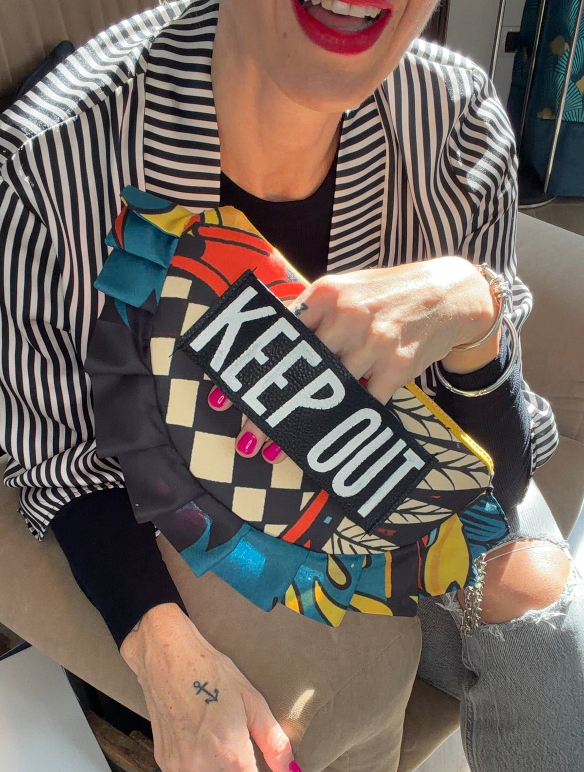 dettaglio fascia in pelle pochette indossata