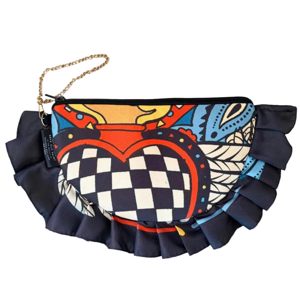 pochette con volant, cuore sacro a scacchi e stile bandana