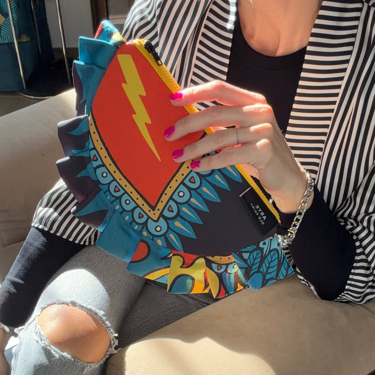 dettaglio pochette indossata flash giallo e rosso