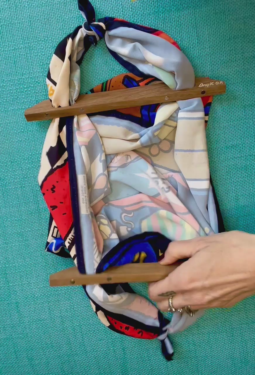 manici in legno- come trasformare un foulard in borsa