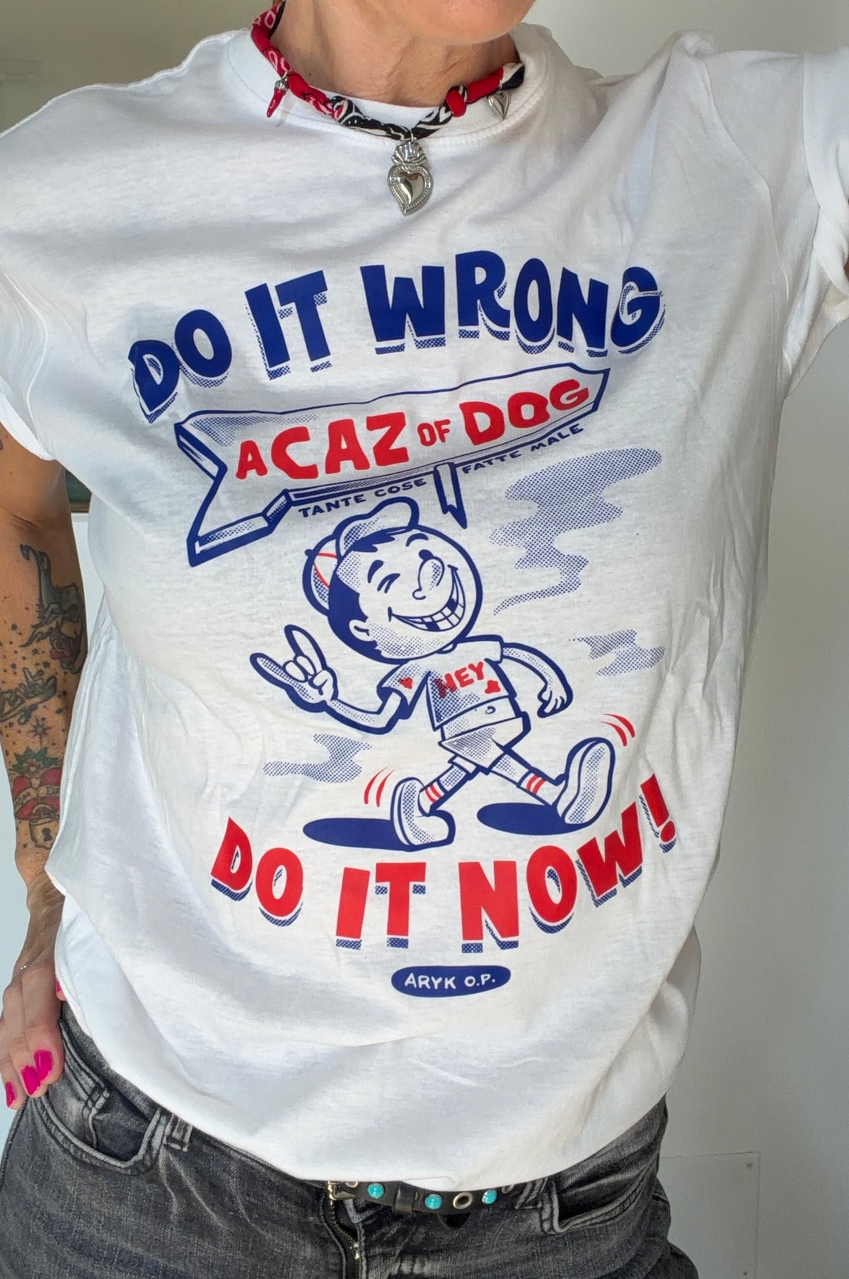 shirt indossata con scritta ironica tante cose fatte male