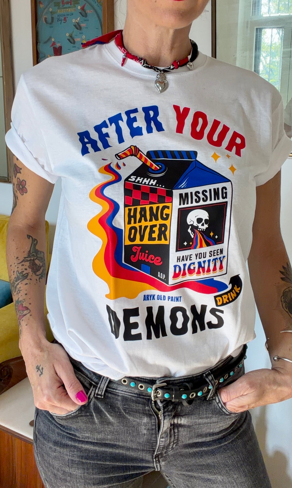 t-shirt indossata  con grafica colorata a tema Hangover
