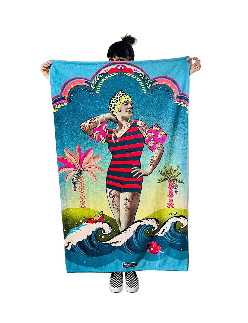telo mare con stampa ironica disegno da arykoldpaint stile vintage, con palme pesci e onde del mare