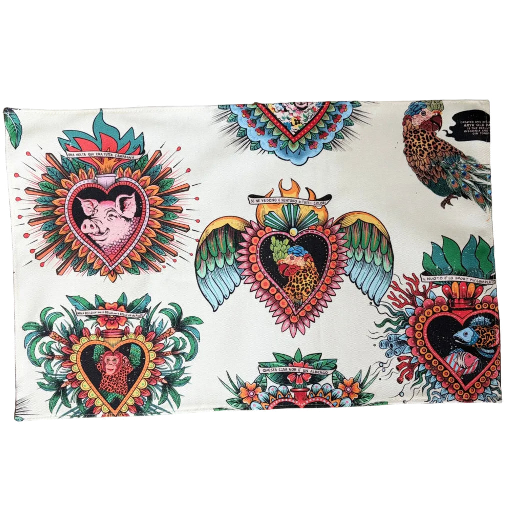 Tovaglietta "La Solita Zuppa" ARYK OLD PAINT distesa su sfondo bianco – illustrazione old school con pappagallo leopardato, cuori sacri, maiale e scritte ironiche in italiano
