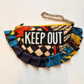 borsa con fascia in pelle nera  con scritta  KEEP OUT dipinta a mano