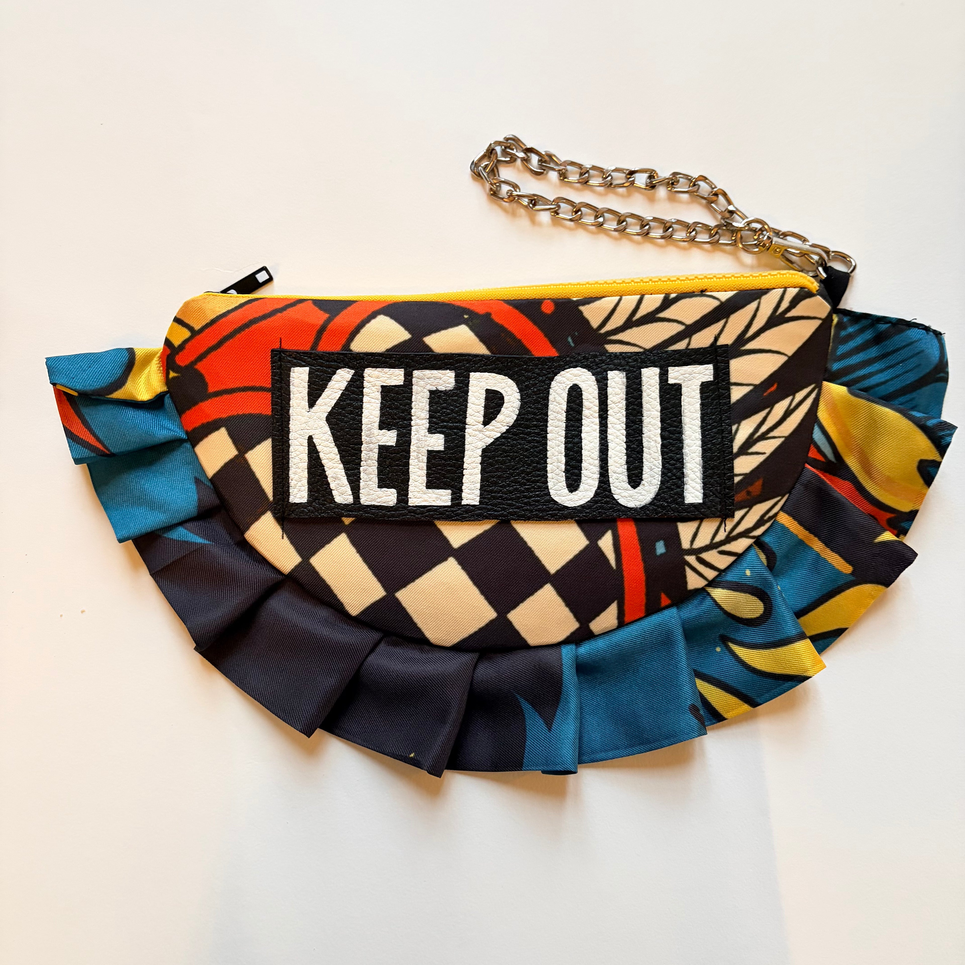 borsa con fascia in pelle nera  con scritta  KEEP OUT dipinta a mano